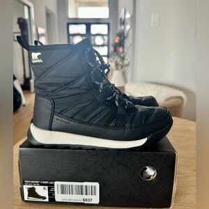 Sorel Black Youth Whitney II Short Lace Boots USA size 4 Big Kid